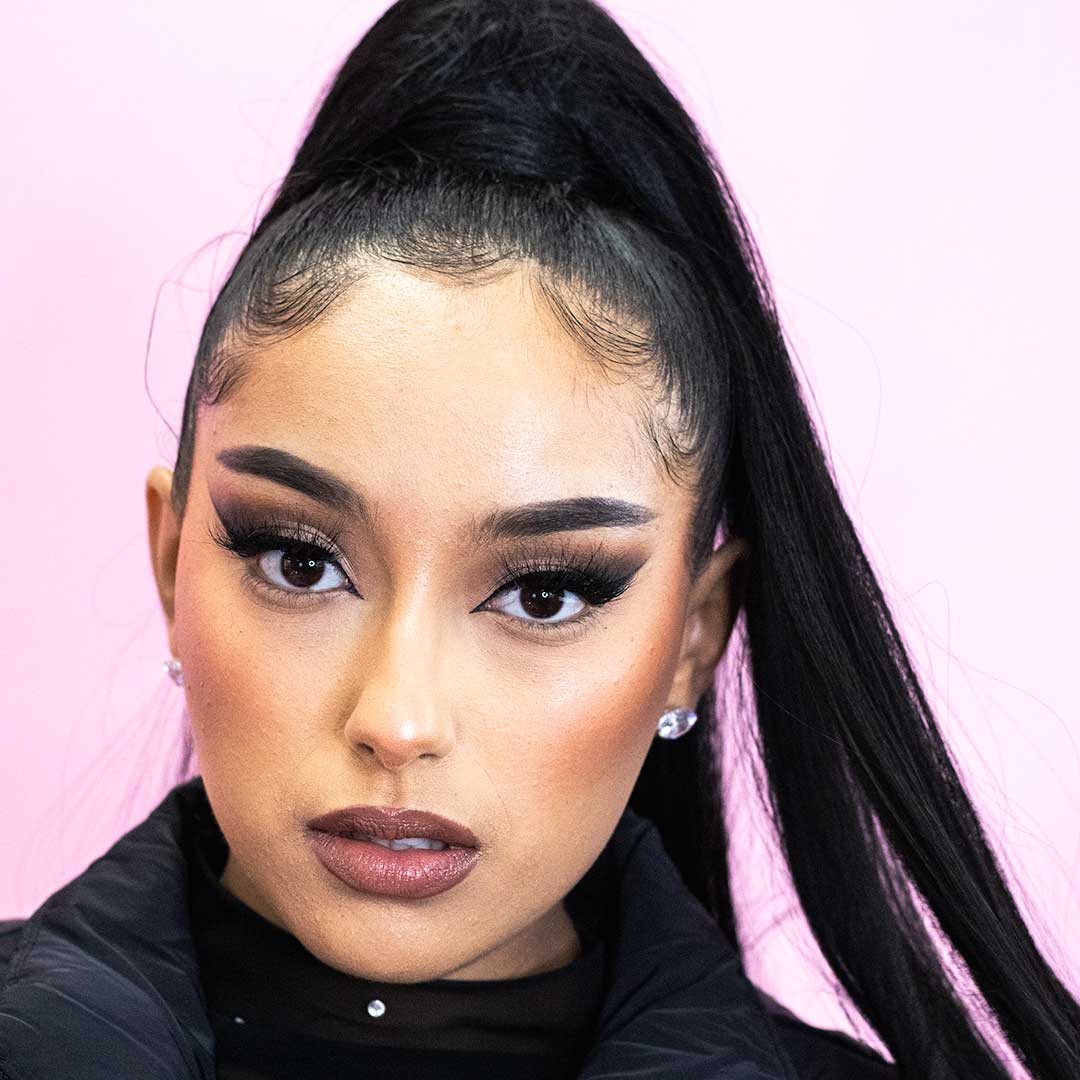 25mm-bombshell lashes-on-girl