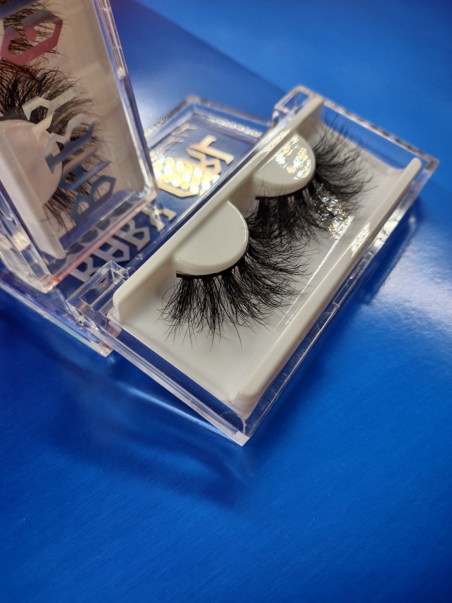 Long fluffy mink lashes that are 3d and you can wear 25 times or more