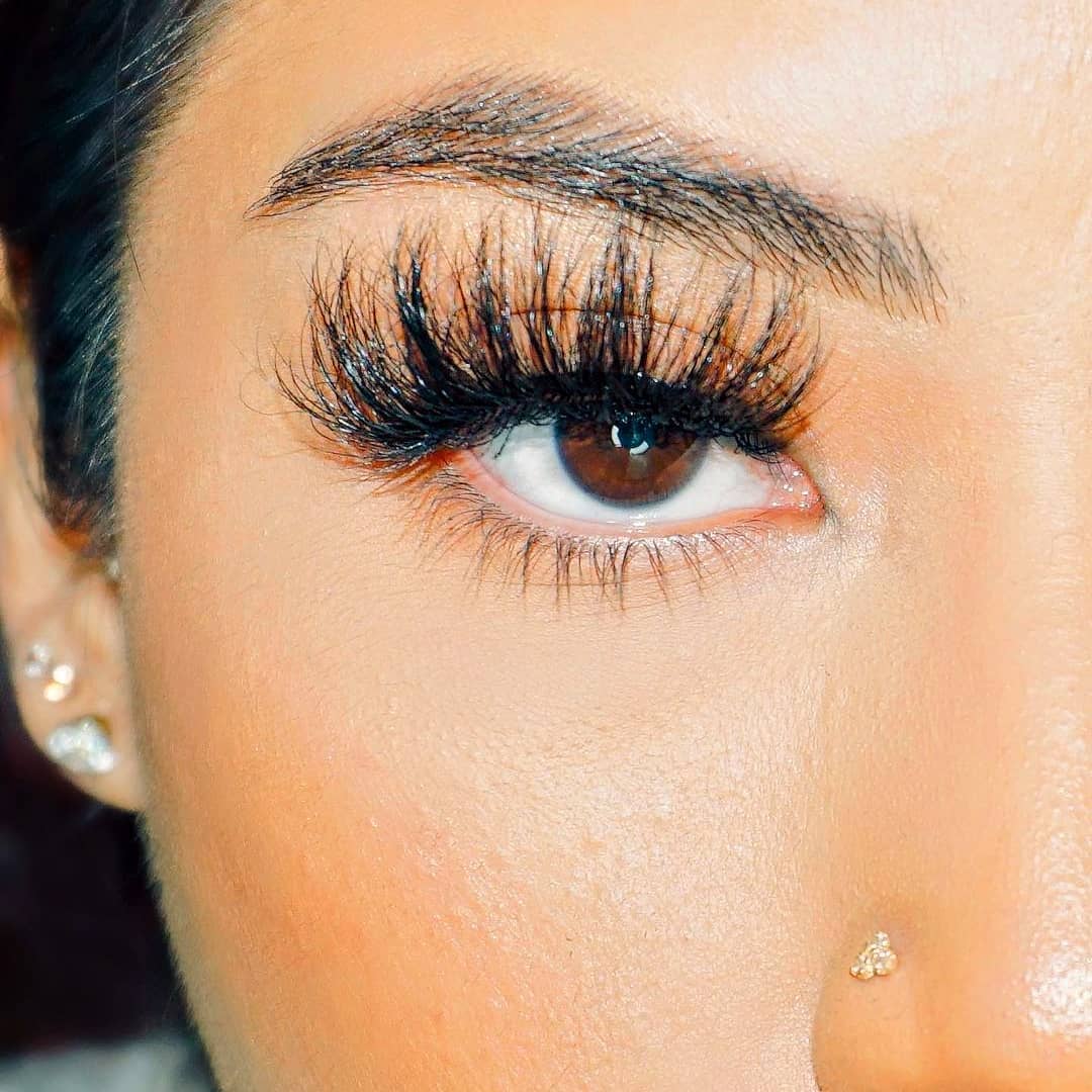 Close-up-of-3d-fluffy-mink-lashes-on-brown-eyes