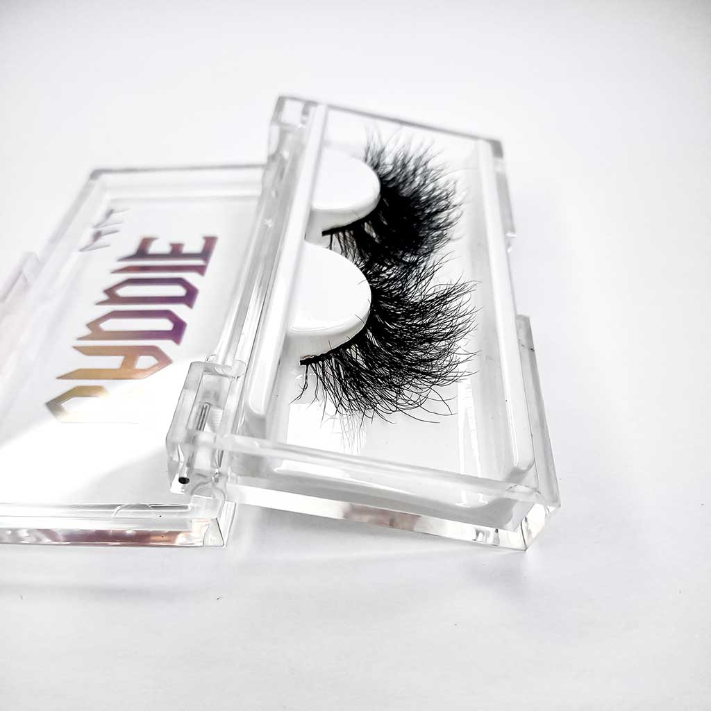 Bold mink lashes in case. With side view to see how fluffy and bold the mink lashes are. 