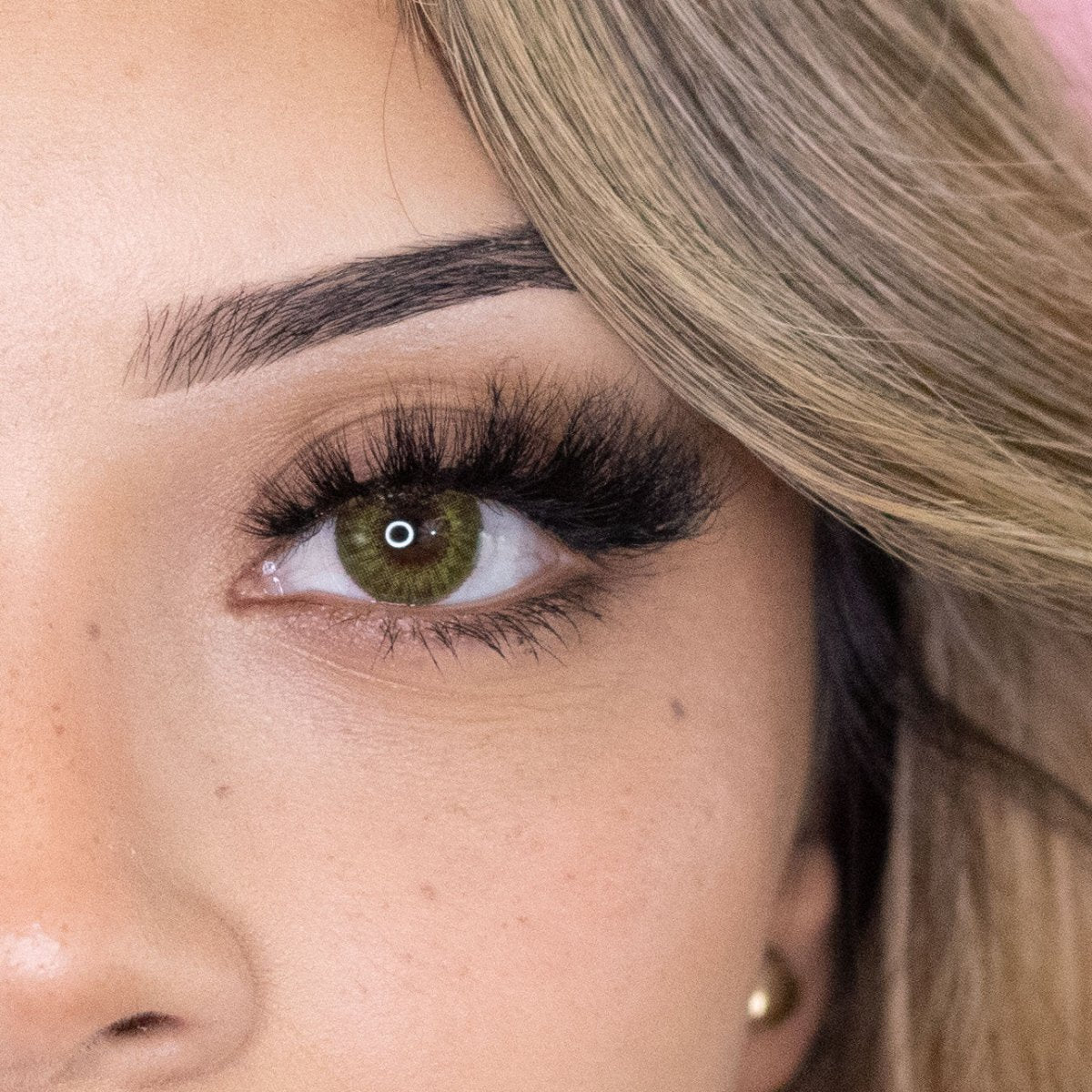 up-close-of-eyelash-on-women wearing skye lash style cat eye 